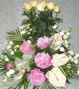 Composizione con  rose  ed orchidee